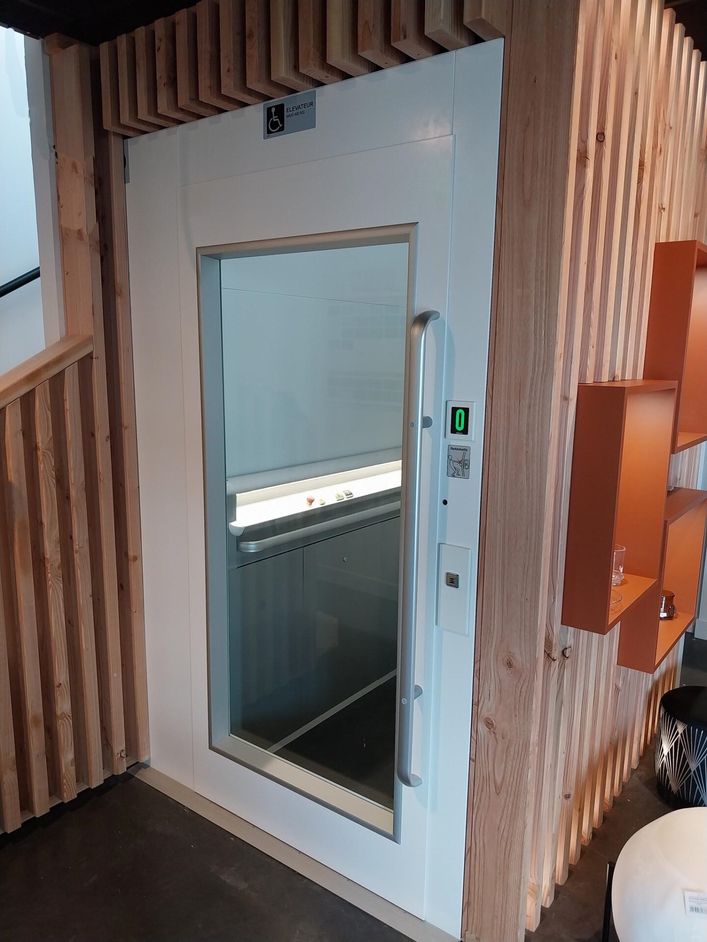 A chaque étage une porte grand vitrage avec motorisation invisible permet l’ouverture et la fermeture automatique. Les futurs clients à mobilité réduite peuvent donc accéder au niveau supérieur de l’établissement sans problème et en toute autonomie.